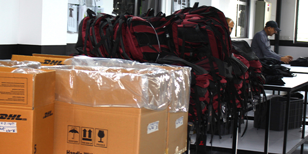 Packing custom sportswear by manufacturer